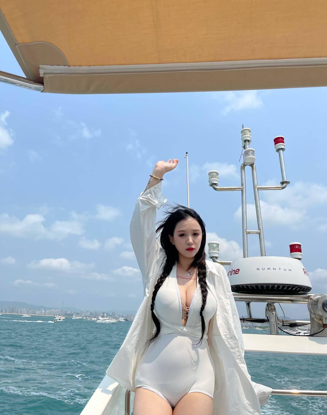 朝阳性感嫩模大奶KH好水多