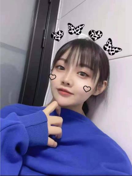 双飞刚出道的颜系姐妹花，又漂亮又性感，可以 she~吻