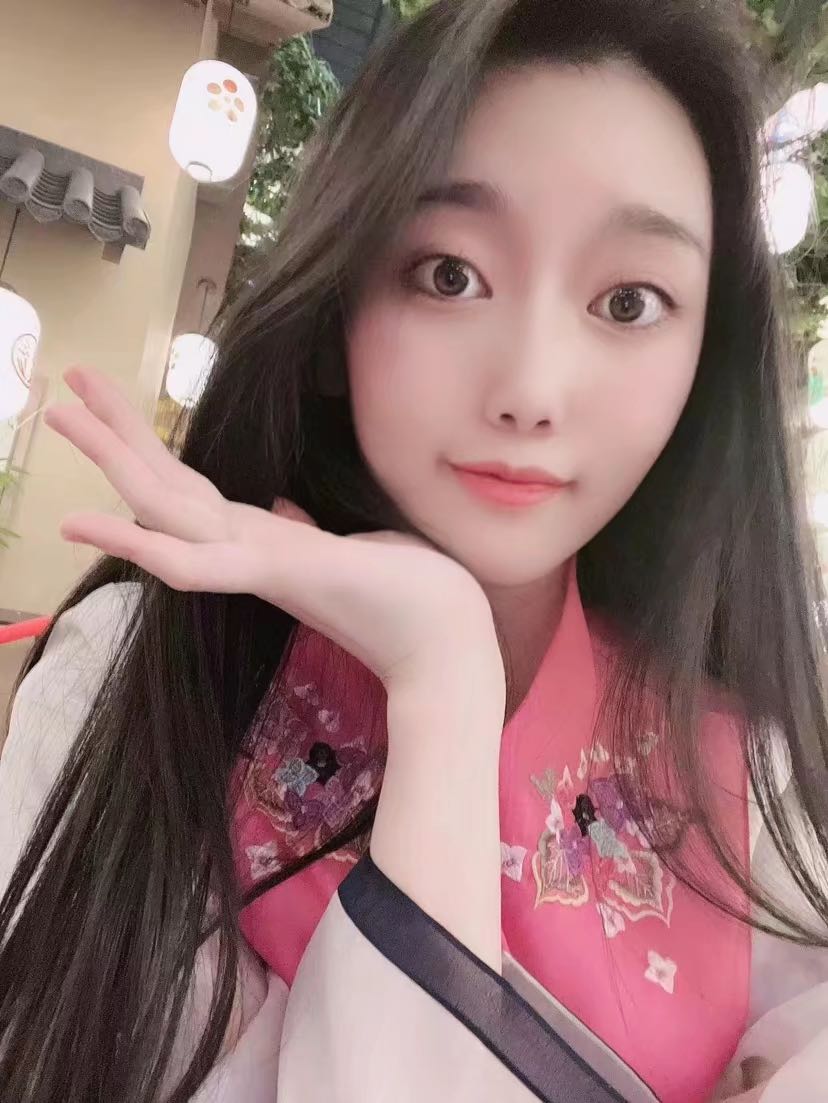 这还是个学生，挺嫩的 狼友们轻点摧残